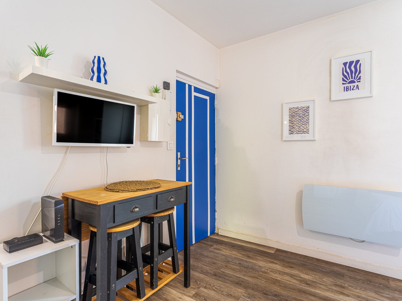Après home staging : coin repas rénové du studio Escale bleue à Hyères
