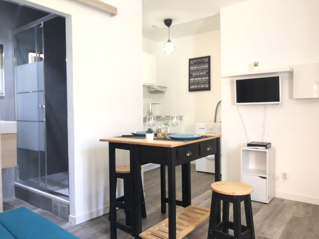 Avant home staging : coin repas du studio Escale bleue à Hyères