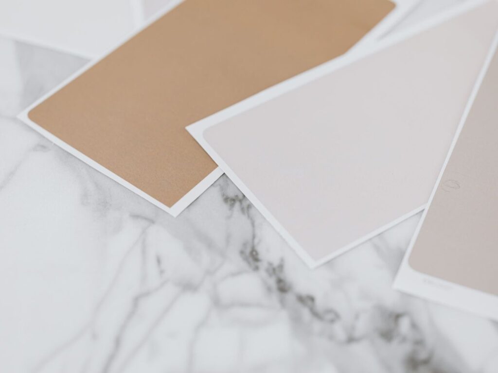Nuancier de couleurs et matières pour la décoration d'un logement locatif