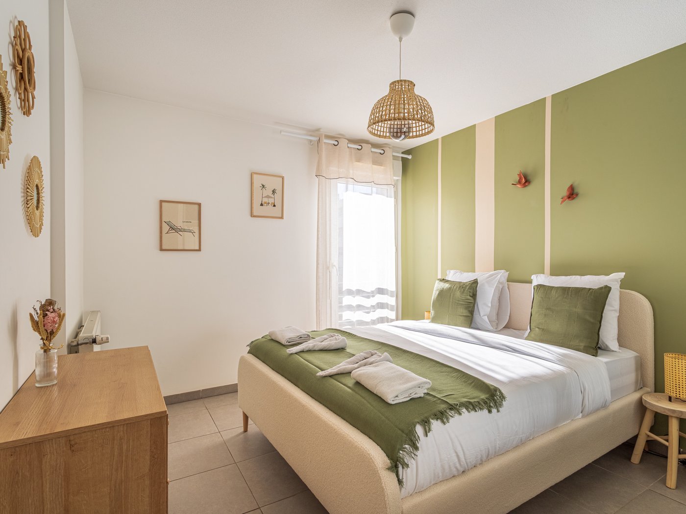 Après : chambre au mur vert olive du T2 Carré Mermoz à Toulon
