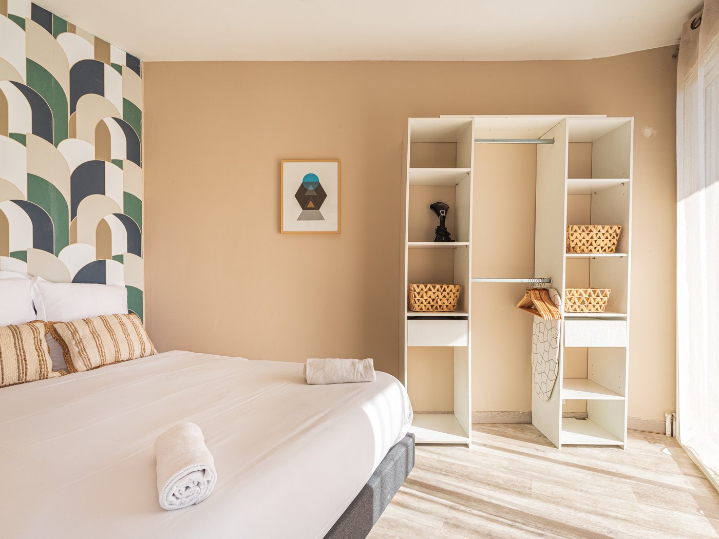 Après : chambre du T2 Verdun, papier peint arches et dressing