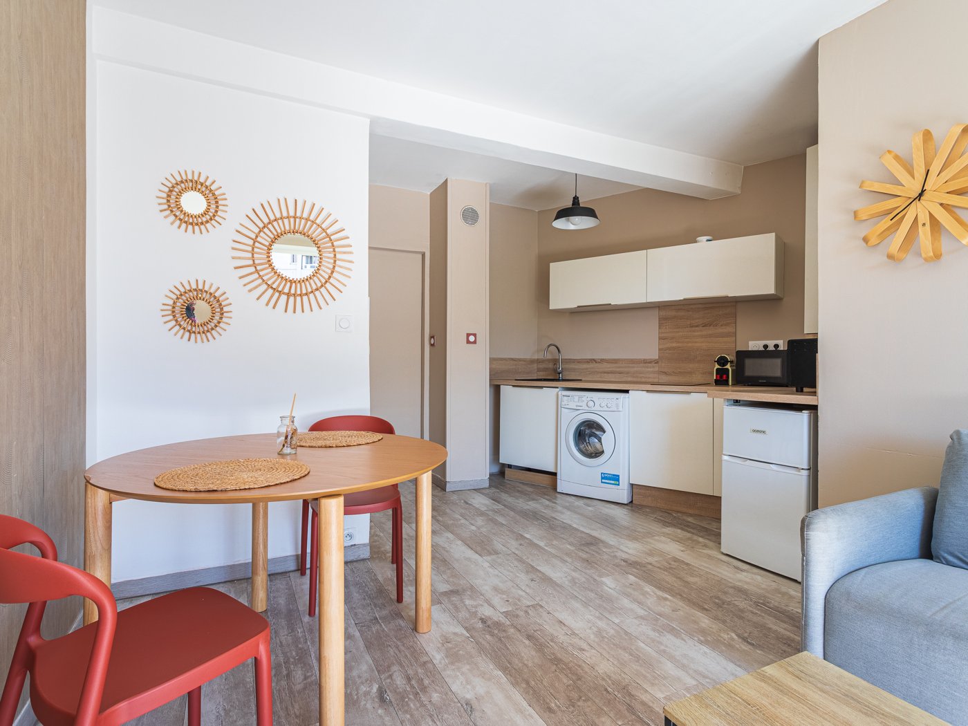 Cuisine équipée et coin repas du T2 Verdun après rénovation