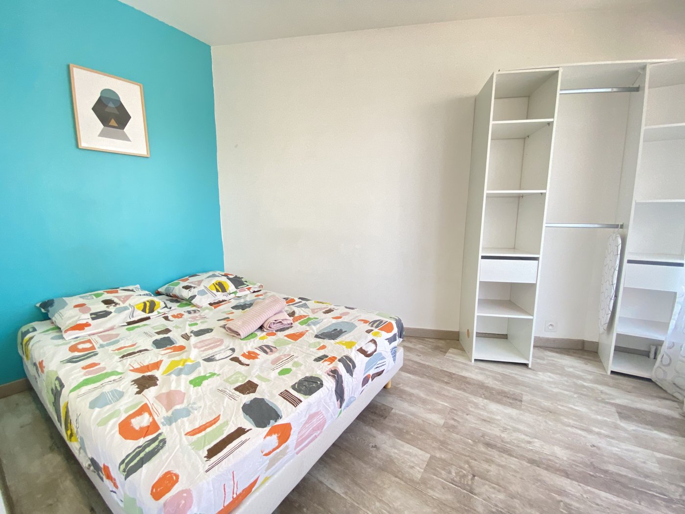 Avant : chambre du T2 Verdun avant travaux, mur bleu turquoise