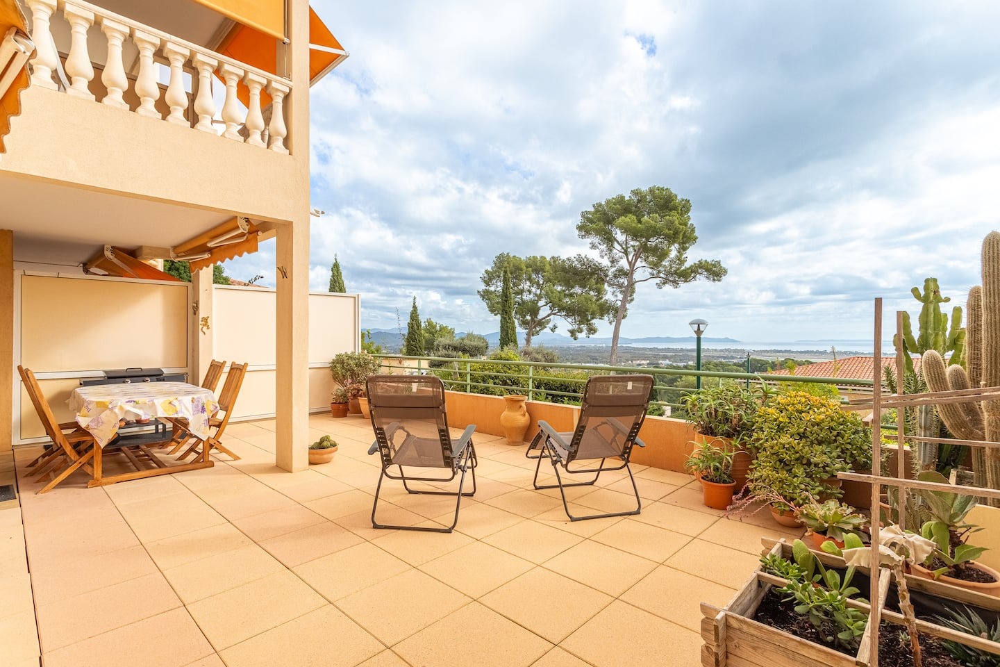 Terrasse avec vue d'un appartement géré par La Clé Conciergerie à Hyères (Costebelle)